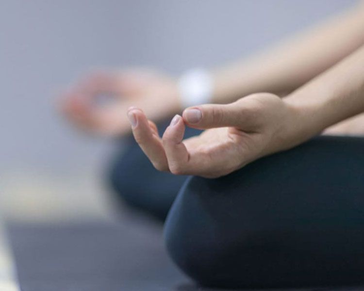 Handzeichen das Meditation andeutet